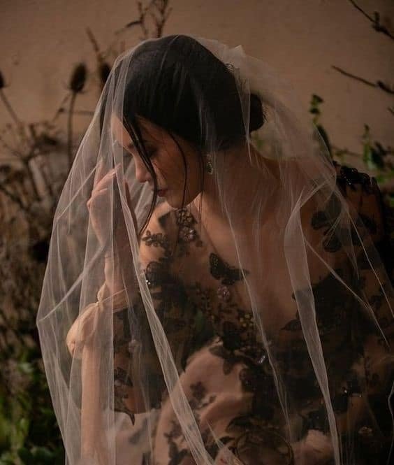 You are currently viewing Μοντέρνα ποίηση – Το πέπλο μιας ‘ανόητης’ –